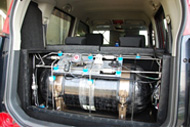 試作車後部トランクに搭載された水素タンク